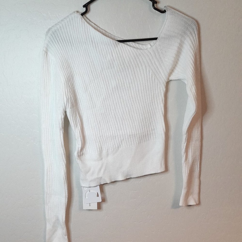 Commense White off the shoulder knitted top